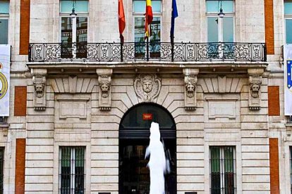 La Comunidad de Madrid en cambio sí ha reflejado en su fachada la importancia del evento.