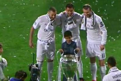 El hijo de Cristiano levanta la Copa delante de la 