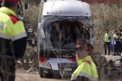 El autocar quedó totalmente destrozado.