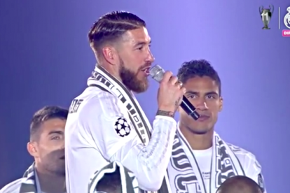 Sergio Ramos se dirige a los aficionados.