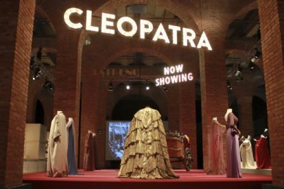 Cleopatra, la reina del Nilo seduce a los madrileños con su vestuario de cine