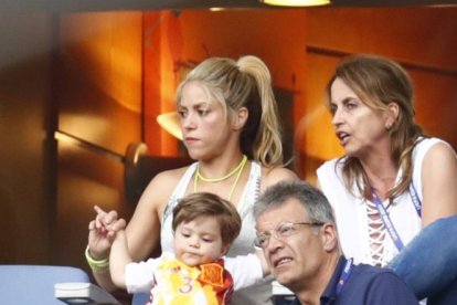 Shakira viendo el futbol con Sasha