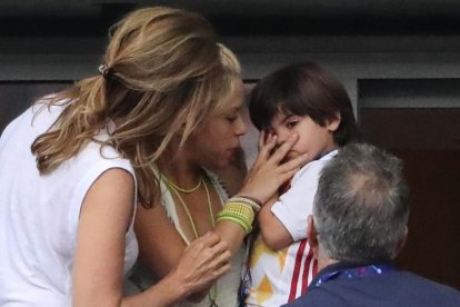 Shakira consolando a Milan