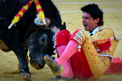 El tremendo momento de la cornada.