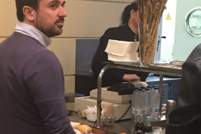 Ramón Espinar, este martes, consumiendo Coca Cola en el Senado después de pedir su boicot en la Cámara.