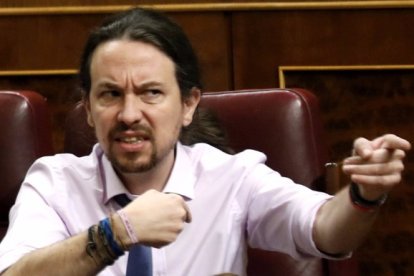 Iglesias retando al diputado del PP a que baje.