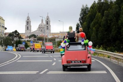 El Citroën 2CV vive su encuentro bianual en Portugal