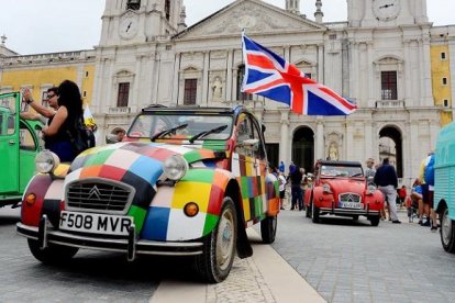 El Citroën 2CV vive su encuentro bianual en Portugal