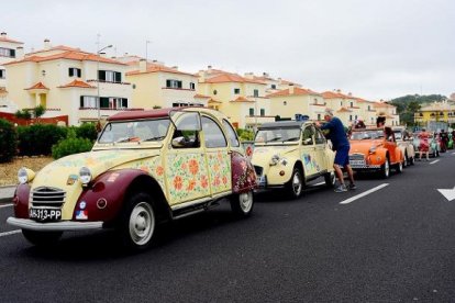 El Citroën 2CV vive su encuentro bianual en Portugal