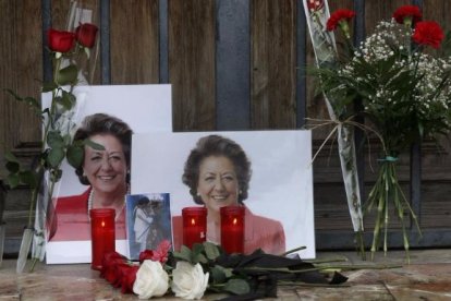 Los valencianos colocaron flores y velas a las puertas del Ayuntamiento.