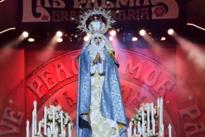 Escándalo: la drag queen vestida de Virgen ofende a miles de ciudadanos