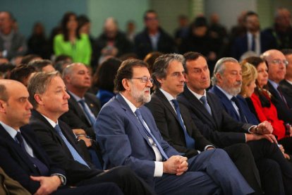 Mariano Rajoy, con el alcalde de Alicante, Gabriel Echávarri, el alcalde de Elche, Carlos González, el ministro de Fomento, Íñigo de la Serna, entre otras personalidades.