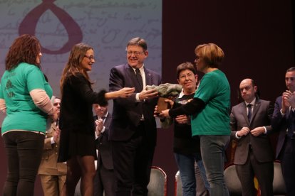 Ximo Puig junto a Mónica Oltra en el acto de la Constitución. Al fondo el alcalde Gabriel Echávarri y César Sánchez.