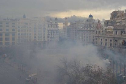 Imagen de la mascletà disparda en la Plaza del Ayuntamiento