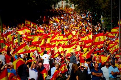 Manifestantes por la unidad de España, en la calle Génova hacia Colón.