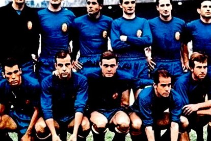 La selección española posando de azul para la prensa antes de la final de la Eurocopa disputada en Chamartín el 21 de junio de 1964. Venció 2-1 a la URSS y se convirtió en el primer título internacional de Es