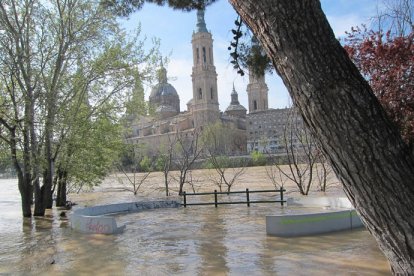 El Ebro desbordado en la ciudad de Zaragonza.