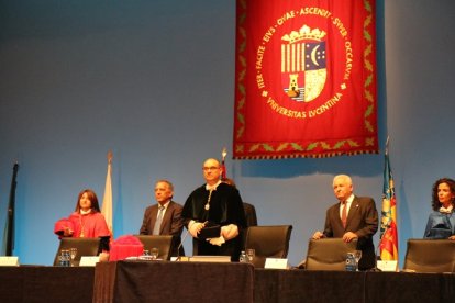 El rector de la UA, Manuel Palomares, abre el curso universitario.