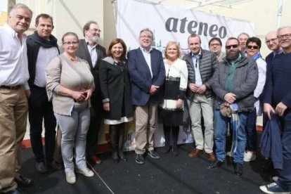 Esteban González Pons, Isabel Bonig, Carmen de Rosa y eurodiputados en el balcón del Ateneo para la mascletà