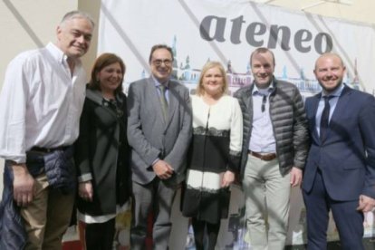 Autoridades en la mascletà en el Ateneo