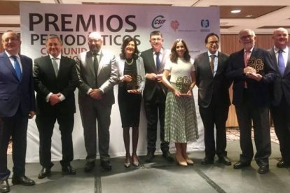 Foto de familia con los tres premiados de la noche