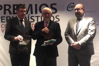 Enric Morera y Miguel Borra entregaron el premio a Paco Pérez Puche