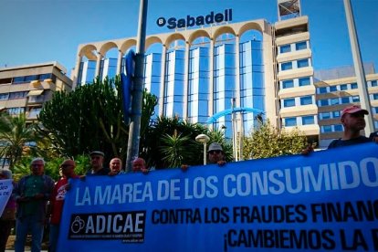 La concentración frente a la nueva sede en Alicante.