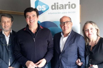 Fernando Giner (Ciudadanos) con miembros de la redacción de ESdiario CV