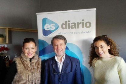 Reme Bonet y Lidia Lacasa(ThyssenKroup Galmed) con Vicente Climent