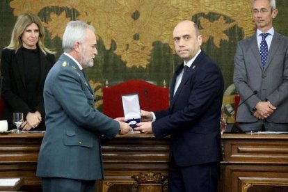 El alcalde Gabriel Echávarri hace entrega de la Medalla de la Ciudad a la Guardia Civil.