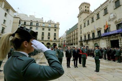 El alcalde y delegado del Gobierno saludan a los miembros de la Guardia Civil.