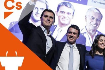 Manuel Valls, flanqueado por Albert Rivera e Inés Arrimadas.