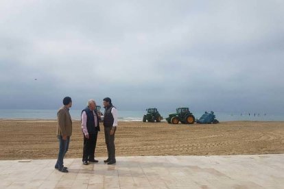 El alcalde Luis Barcala habla con los técnicos mientras se repara la playa de la Albufereta.