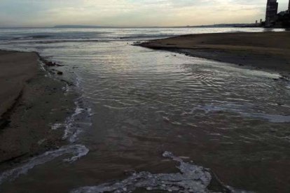 La tormenta del viernes dejó la playa de la Albufereta, como siempre, dividida en dos.