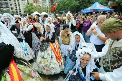 Alicante huele a pólvora con el inicio de la primera mascletà en la Plaza de Luceros.