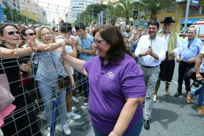 Reyes Martí saluda al público después de una espectacular mascletà.