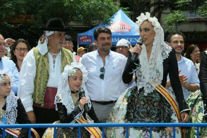 El alcalde Luis Barcala junto a la Bellea del Foc.