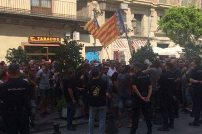 Los taxistas de Valencia ante el Palau de la Generalitat