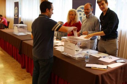 Un militante del PP en el momento de votar.