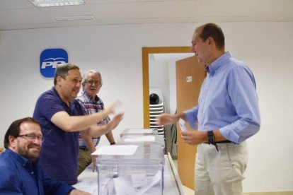 Una mesa electoral de las primarias.