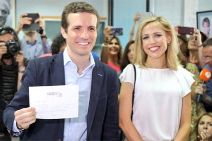 Casado votando junto a su mujer.