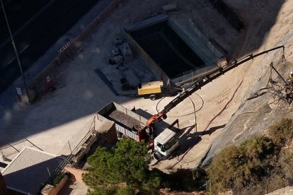 Operarios trabajan en la falda de la montaña.