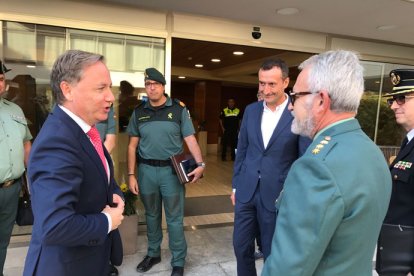 Moragues conversa con el alcalde de Elche y miembros de las fuerzas de seguridad.