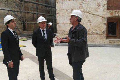 El Delegado del Gobierno en la Comunidad Valenciana (en el centro) durante la visita a las obras