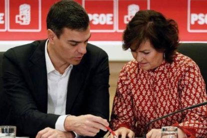 Pedro Sánchez, junto a Carmen Calvo.