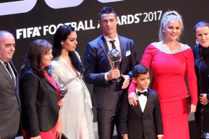 Georgina Rodríguez en la Gala The Best con su familia política al completo.