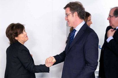 Núñez Feijóo y Sáenz de Santamaría se saludan al inicio del Comité Ejecutivo Nacional del PP.