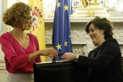 Meritxell Batet, recibiendo este jueves la cartera de Administraciones Públicas de manos de Sáenz de Santamaría.