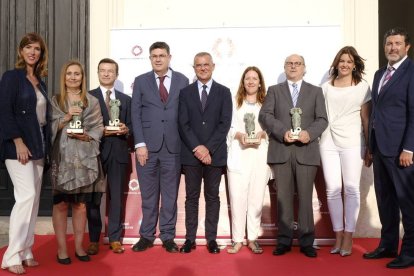 Presidente unión profesionales junto al jurado y premiados