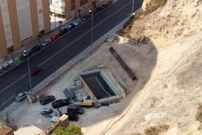 Imagen de este domingo con la verja abierta y permitiendo el aparcamiento de vehículos.